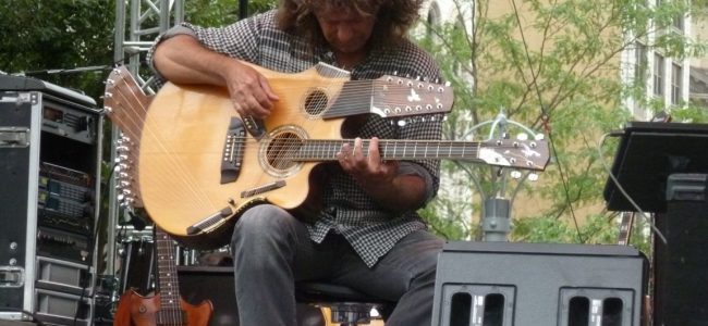 Pat Metheny z gitarą Pikasso, Fot. PaulCHebert, Creative Commons Attribution-Share Alike 4.0 International